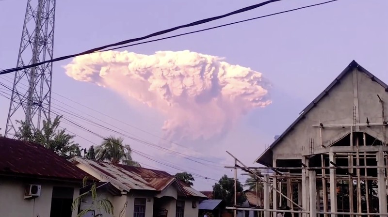 Gunung Lewotobi Laki-laki mengeluarkan asap dan abu vulkanik terlihat dari desa Kawalelo di provinsi Nusa Tenggara Timur, Indonesia, 17 Juni 2025. (REUTERS/Floriana Jijiana J. Tobin)