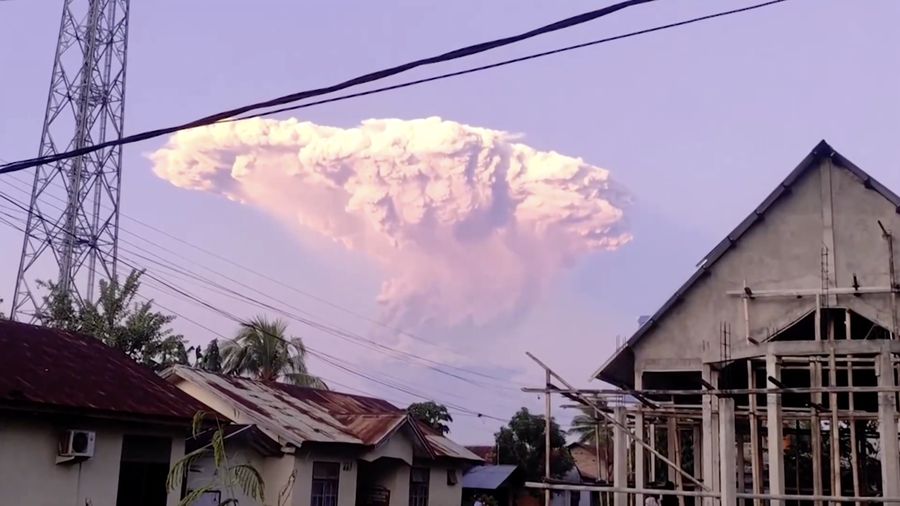 Gunung Lewotobi Laki-laki mengeluarkan asap dan abu vulkanik terlihat dari desa Kawalelo di provinsi Nusa Tenggara Timur, Indonesia, 17 Juni 2025. Gunung Lewotobi Laki-laki mengeluarkan asap dan abu vulkanik terlihat dari desa Kawalelo di provinsi Nusa Tenggara Timur, Indonesia, 17 Juni 2025. (REUTERS/Floriana Jijiana J. Tobin)