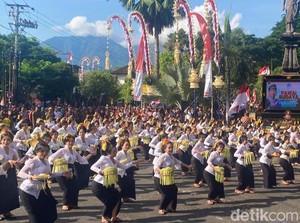 Tari Pendet Massal Buka Karangasem Festival 2025