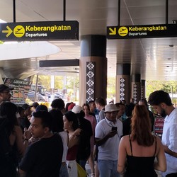 Ada Gunung Meletus, 2.000 Turis Gagal Terbang dari Bandara Komodo