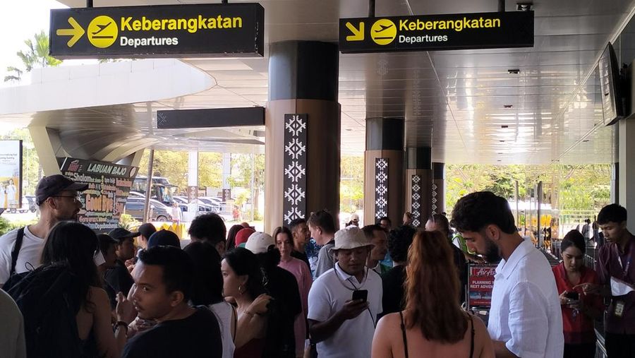 Sejumlah wisatawan mancanegara tertahan di Bandara Internasional Komodo, Labuan Bajo, karena pembatalan penerbangan akibat erupsi Gunung Lewotobi Laki-laki, Rabu (18/6/2025). (Dok. Detikcom/Ambrosius Ardin