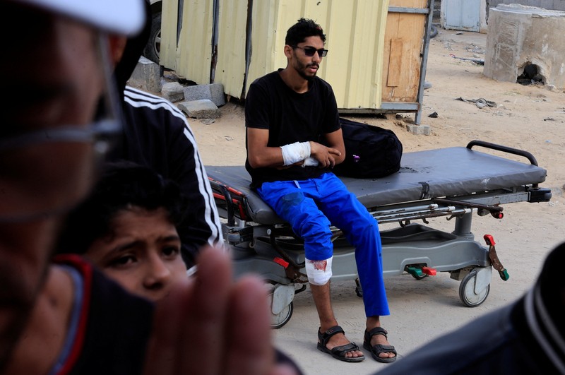 Para pelayat bereaksi selama pemakaman warga Palestina yang tewas pada hari Selasa akibat tembakan Israel saat mencari bantuan di Gaza utara, menurut kementerian kesehatan Gaza, di Rumah Sakit Al-Shifa, di Kota Gaza, 18 Juni 2025. (REUTERS/Dawoud Abu Alkas)