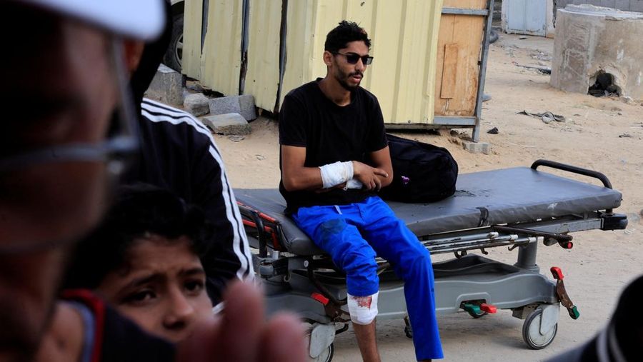 Para pelayat bereaksi selama pemakaman warga Palestina yang tewas pada hari Selasa akibat tembakan Israel saat mencari bantuan di Gaza utara, menurut kementerian kesehatan Gaza, di Rumah Sakit Al-Shifa, di Kota Gaza, 18 Juni 2025. (REUTERS/Dawoud Abu Alkas)