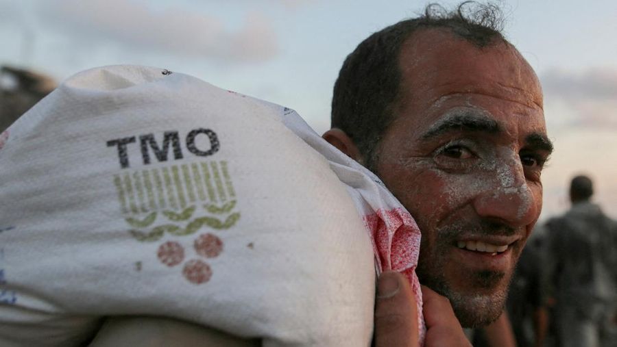 Para pelayat bereaksi selama pemakaman warga Palestina yang tewas pada hari Selasa akibat tembakan Israel saat mencari bantuan di Gaza utara, menurut kementerian kesehatan Gaza, di Rumah Sakit Al-Shifa, di Kota Gaza, 18 Juni 2025. (REUTERS/Dawoud Abu Alkas)