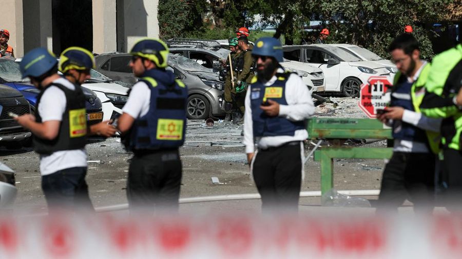 Kerusakan setelah serangan rudal dari Iran terhadap Israel, di Holon, Tel Aviv, Israel, Kamis (19/6/2025). (REUTERS/Chen Kalifa)