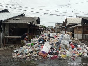 Gunungan Sampah di Pasar Cikurubuk Tasik yang Ganggu Kenyamanan