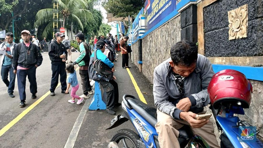 Warga antre untuk mengurus program pemutihan pajak kendaraan Gedung Polda Metro Jaya, Jakarta, Kamis (19/6/2025). (CNBC Indonesia/Tri Susilo) Warga antre untuk mengurus program pemutihan pajak kendaraan Gedung Polda Metro Jaya, Jakarta, Kamis (19/6/2025). (CNBC Indonesia/Tri Susilo)