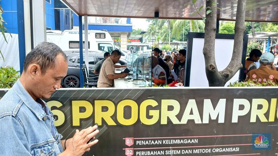 Warga antre untuk mengurus program pemutihan pajak kendaraan Gedung Polda Metro Jaya, Jakarta, Kamis (19/6/2025). (CNBC Indonesia/Tri Susilo)
