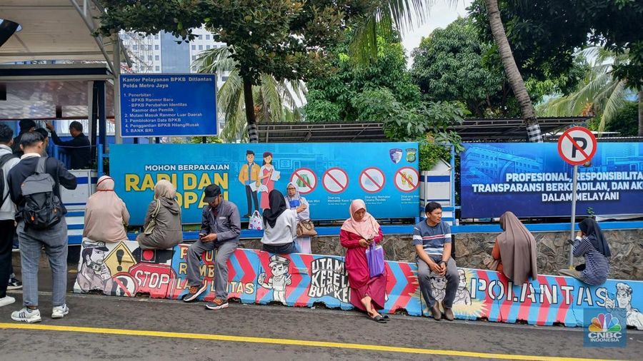 Warga antre untuk mengurus program pemutihan pajak kendaraan Gedung Polda Metro Jaya, Jakarta, Kamis (19/6/2025). (CNBC Indonesia/Tri Susilo) Warga antre untuk mengurus program pemutihan pajak kendaraan Gedung Polda Metro Jaya, Jakarta, Kamis (19/6/2025). (CNBC Indonesia/Tri Susilo)