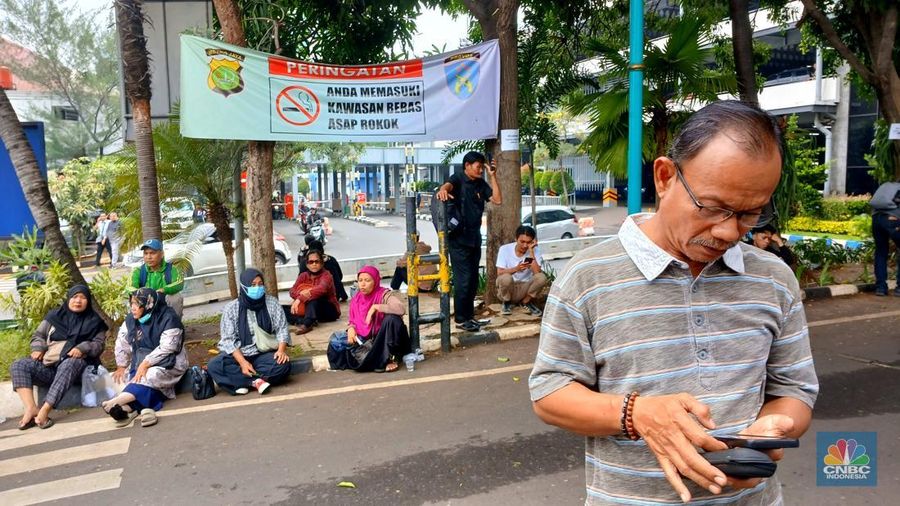 Warga antre untuk mengurus program pemutihan pajak kendaraan Gedung Polda Metro Jaya, Jakarta, Kamis (19/6/2025). (CNBC Indonesia/Tri Susilo) Warga antre untuk mengurus program pemutihan pajak kendaraan Gedung Polda Metro Jaya, Jakarta, Kamis (19/6/2025). (CNBC Indonesia/Tri Susilo)