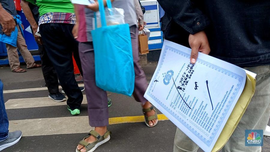 Warga antre untuk mengurus program pemutihan pajak kendaraan Gedung Polda Metro Jaya, Jakarta, Kamis (19/6/2025). (CNBC Indonesia/Tri Susilo) Warga antre untuk mengurus program pemutihan pajak kendaraan Gedung Polda Metro Jaya, Jakarta, Kamis (19/6/2025). (CNBC Indonesia/Tri Susilo)