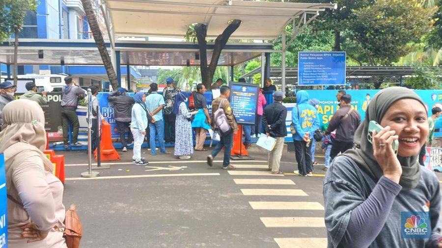 Warga antre untuk mengurus program pemutihan pajak kendaraan Gedung Polda Metro Jaya, Jakarta, Kamis (19/6/2025). (CNBC Indonesia/Tri Susilo) Warga antre untuk mengurus program pemutihan pajak kendaraan Gedung Polda Metro Jaya, Jakarta, Kamis (19/6/2025). (CNBC Indonesia/Tri Susilo)