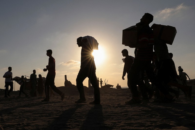 Para pelayat bereaksi selama pemakaman warga Palestina yang tewas pada hari Selasa akibat tembakan Israel saat mencari bantuan di Gaza utara, menurut kementerian kesehatan Gaza, di Rumah Sakit Al-Shifa, di Kota Gaza, 18 Juni 2025. (REUTERS/Dawoud Abu Alkas)