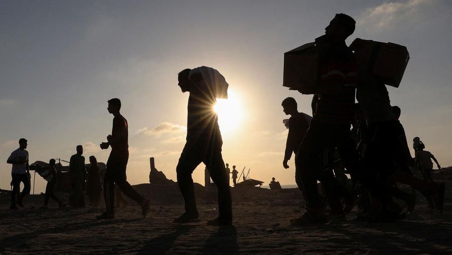 Para pelayat bereaksi selama pemakaman warga Palestina yang tewas pada hari Selasa akibat tembakan Israel saat mencari bantuan di Gaza utara, menurut kementerian kesehatan Gaza, di Rumah Sakit Al-Shifa, di Kota Gaza, 18 Juni 2025. (REUTERS/Dawoud Abu Alkas)
