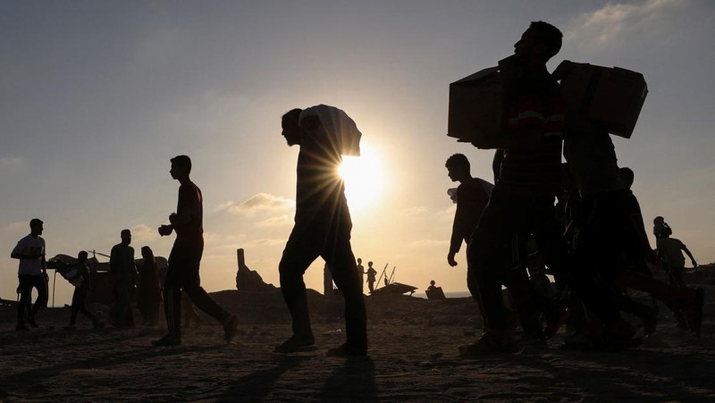 Para pelayat bereaksi selama pemakaman warga Palestina yang tewas pada hari Selasa akibat tembakan Israel saat mencari bantuan di Gaza utara, menurut kementerian kesehatan Gaza, di Rumah Sakit Al-Shifa, di Kota Gaza, 18 Juni 2025. (REUTERS/Dawoud Abu Alkas)