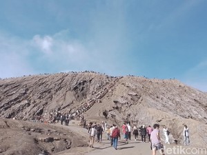 Wisata Bromo Turun Jadi 99 Ribu Pengunjung, Tapi Turis Asing Justru Naik