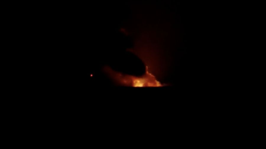 Api membumbung tinggi saat roket SpaceX meledak di Brownsville, Texas, Rabu (18/6/2025). (Tangkapan Layar Video/REUTERS)