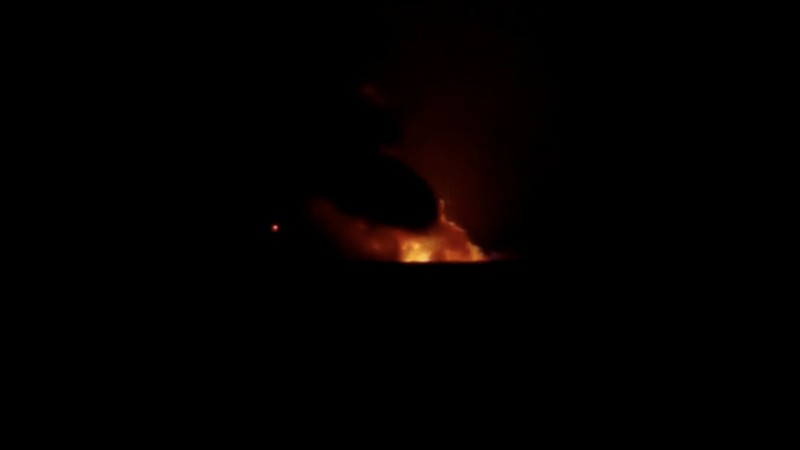 Api membumbung tinggi saat roket SpaceX meledak di Brownsville, Texas, Rabu (18/6/2025). (Tangkapan Layar Video/REUTERS)