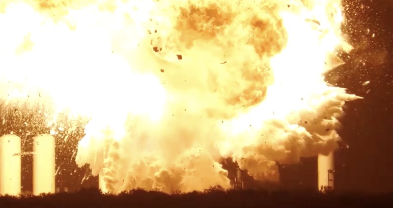 Api membumbung tinggi saat roket SpaceX meledak di Brownsville, Texas, Rabu (18/6/2025). (Tangkapan Layar Video/REUTERS)
