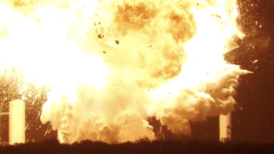 Api membumbung tinggi saat roket SpaceX meledak di Brownsville, Texas, Rabu (18/6/2025). (Tangkapan Layar Video/REUTERS)
