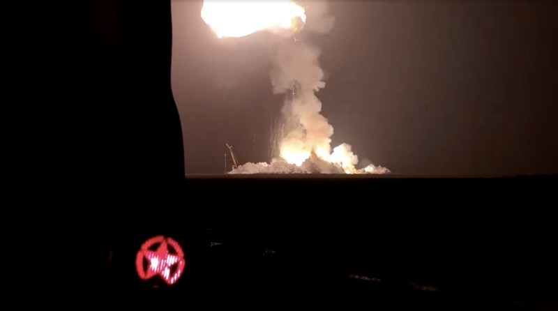 Api membumbung tinggi saat roket SpaceX meledak di Brownsville, Texas, Rabu (18/6/2025). (Tangkapan Layar Video/REUTERS)