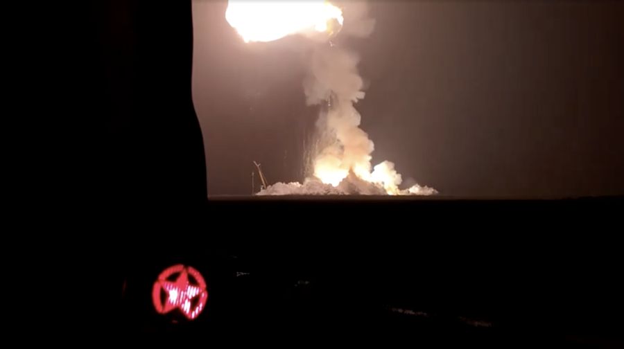 Api membumbung tinggi saat roket SpaceX meledak di Brownsville, Texas, Rabu (18/6/2025). (Tangkapan Layar Video/REUTERS)