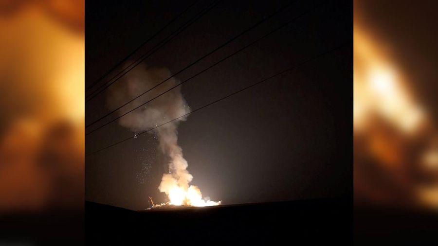 Api membumbung tinggi saat roket SpaceX meledak di Brownsville, Texas, Rabu (18/6/2025). (Tangkapan Layar Video/REUTERS)