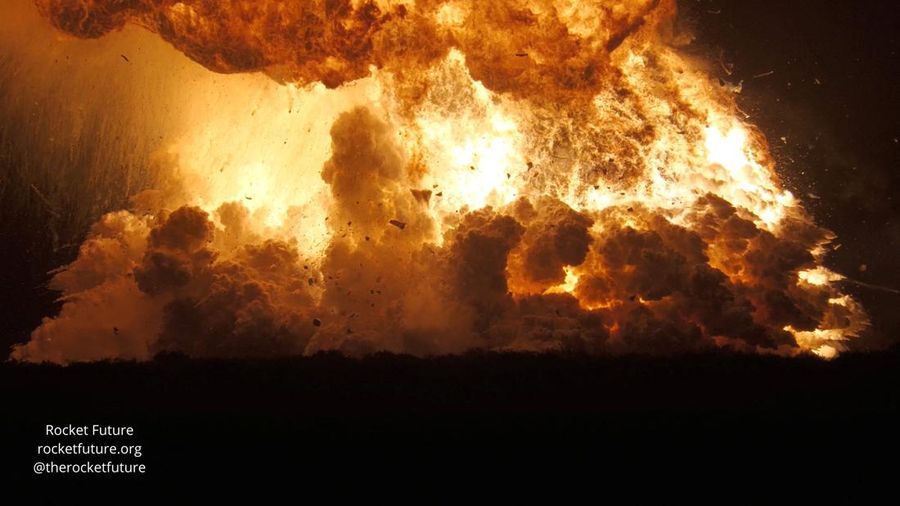 Api membumbung tinggi saat roket SpaceX meledak di Brownsville, Texas, Rabu (18/6/2025). (Tangkapan Layar Video/REUTERS)