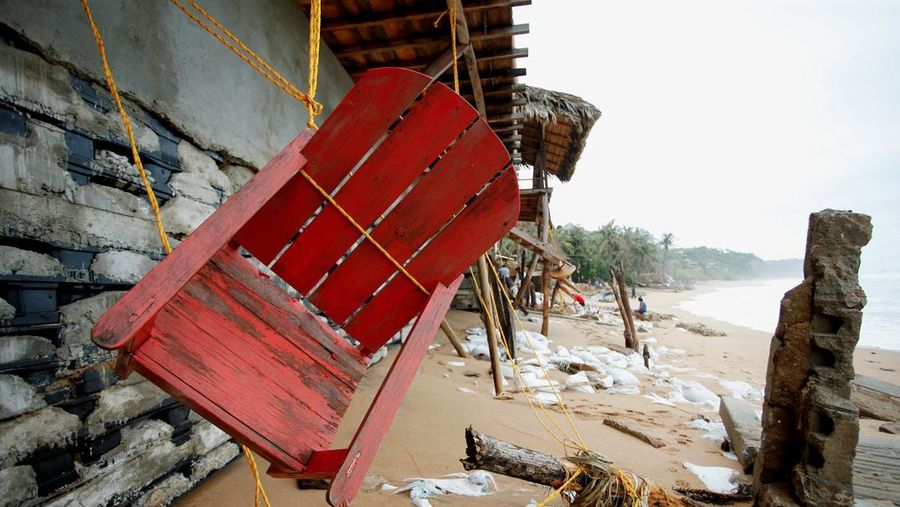 Bangunan yang hancur akibat badai tropis Erick di San Agustinillo, negara bagian Oaxaca, Meksiko, Kamis (19/6) waktu setempat. (REUTERS/Jorge Luis Plata)