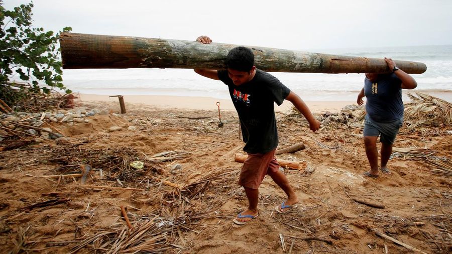 Bangunan yang hancur akibat badai tropis Erick di San Agustinillo, negara bagian Oaxaca, Meksiko, Kamis (19/6) waktu setempat. (REUTERS/Jorge Luis Plata)