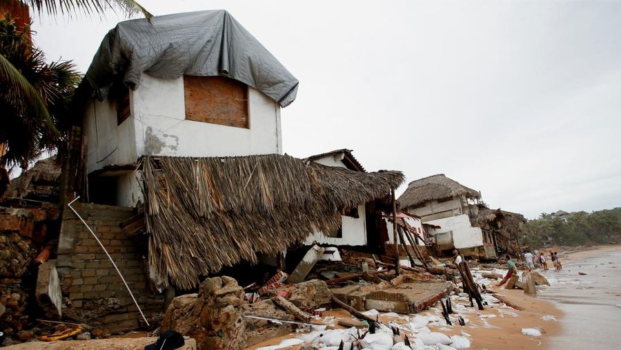Bangunan yang hancur akibat badai tropis Erick di San Agustinillo, negara bagian Oaxaca, Meksiko, Kamis (19/6) waktu setempat. (REUTERS/Jorge Luis Plata)