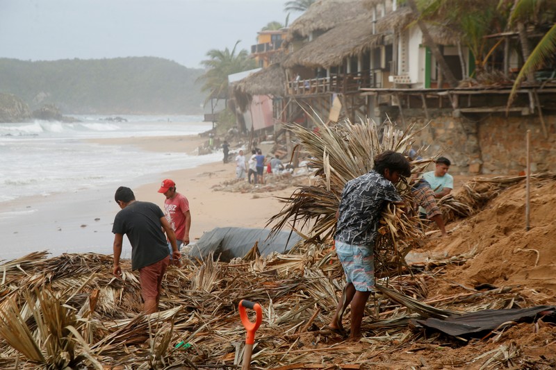 Bangunan yang hancur akibat badai tropis Erick di San Agustinillo, negara bagian Oaxaca, Meksiko, Kamis (19/6) waktu setempat. (REUTERS/Jorge Luis Plata) Bangunan yang hancur akibat badai tropis Erick di San Agustinillo, negara bagian Oaxaca, Meksiko, Kamis (19/6) waktu setempat. (REUTERS/Jorge Luis Plata)