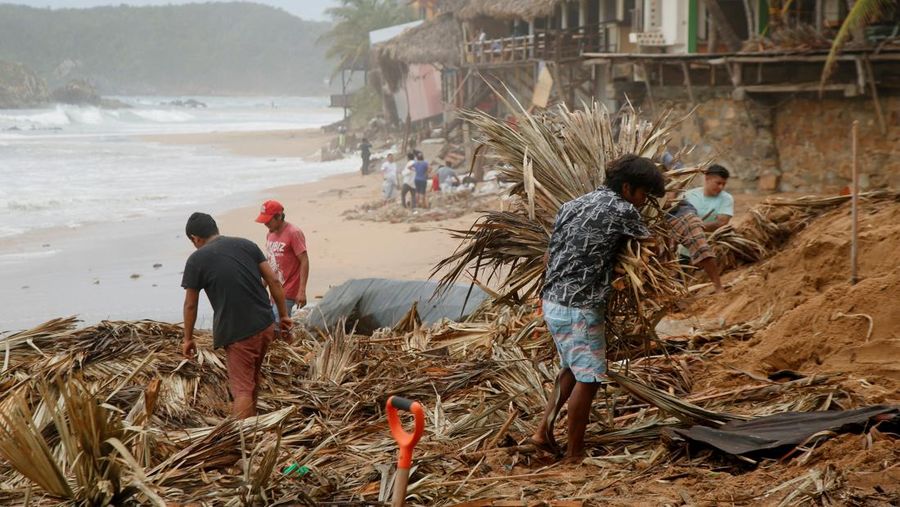 Bangunan yang hancur akibat badai tropis Erick di San Agustinillo, negara bagian Oaxaca, Meksiko, Kamis (19/6) waktu setempat. (REUTERS/Jorge Luis Plata) Bangunan yang hancur akibat badai tropis Erick di San Agustinillo, negara bagian Oaxaca, Meksiko, Kamis (19/6) waktu setempat. (REUTERS/Jorge Luis Plata)