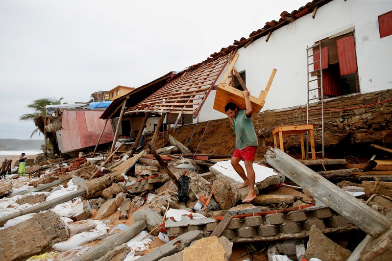 Bangunan yang hancur akibat badai tropis Erick di San Agustinillo, negara bagian Oaxaca, Meksiko, Kamis (19/6) waktu setempat. (REUTERS/Jorge Luis Plata) Bangunan yang hancur akibat badai tropis Erick di San Agustinillo, negara bagian Oaxaca, Meksiko, Kamis (19/6) waktu setempat. (REUTERS/Jorge Luis Plata)