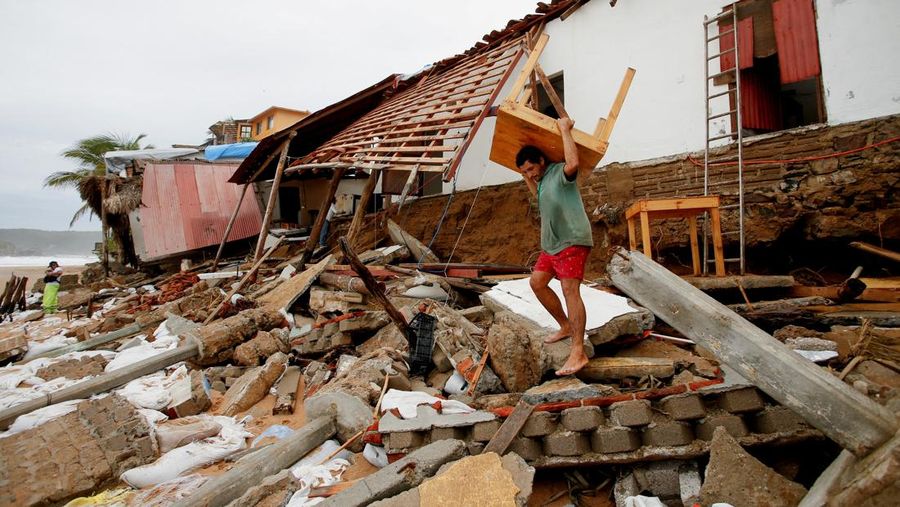 Bangunan yang hancur akibat badai tropis Erick di San Agustinillo, negara bagian Oaxaca, Meksiko, Kamis (19/6) waktu setempat. (REUTERS/Jorge Luis Plata) Bangunan yang hancur akibat badai tropis Erick di San Agustinillo, negara bagian Oaxaca, Meksiko, Kamis (19/6) waktu setempat. (REUTERS/Jorge Luis Plata)