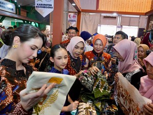 Arumi Bachsin Meriahkan Bojonegoro Wastra Batik Festival 2025