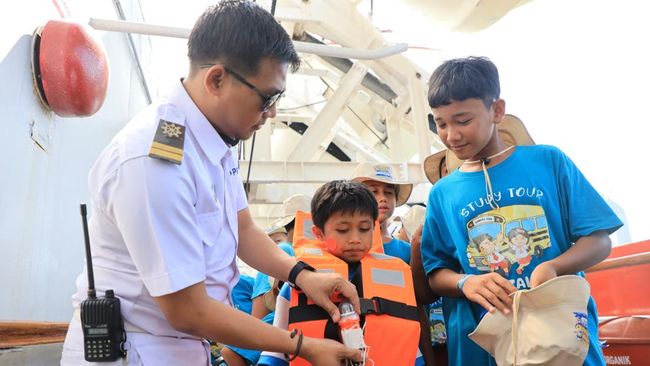 PELNI Ajak Ratusan Siswa SD Keliling Kapal di Tanjung Priok