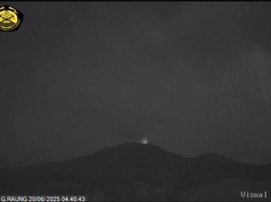 Kilatan Cahaya Terekam CCTV Gunung Raung, Diduga Jalur Magma Terbuka