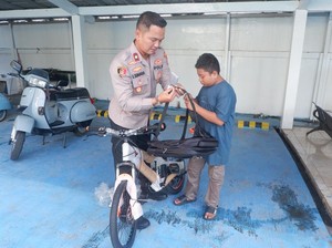 Kapolsek Pademangan Beri Warga Sepeda-Tas untuk Bantu Aktivitas Sehari-hari