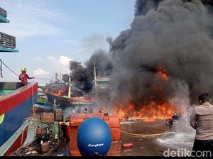 Kapal Terbakar Saat Isi BBM di Pelabuhan Kota Tegal