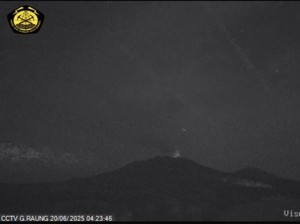 Gunung Raung Erupsi Lagi, Kilatan Api Terpantau dari Kawah