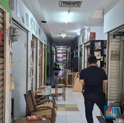 Pasar Gembrong Sepi Gelap Bak Kuburan, Pembeli Kabur-Toko Banyak Tutup