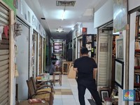 Pasar Gembrong Sepi Gelap Bak Kuburan, Pembeli Kabur-Toko Banyak Tutup