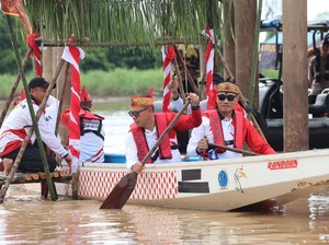 Kala Wakapolda Kalteng Dayung Perahu Khas Dayak Ngaju di Besei Kambe