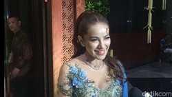 Olla Ramlan Padukan Kebaya dengan Celana Panjang Saat Kondangan