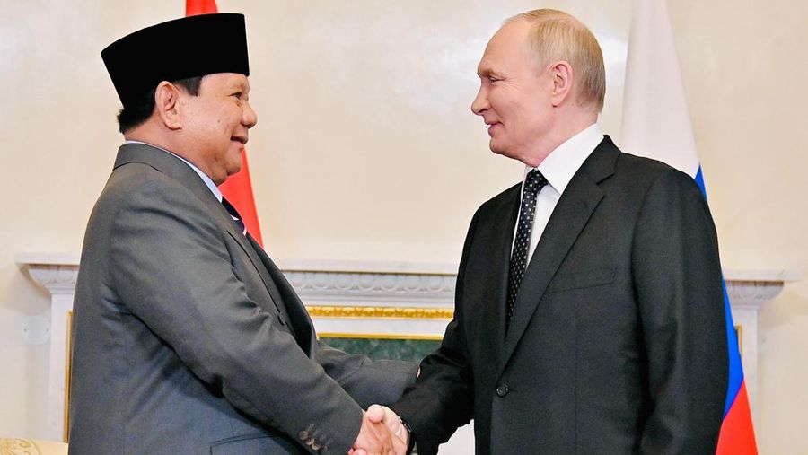 Presiden Indonesia Prabowo Subianto dan Presiden Rusia Vladimir Putin menghadiri pertemuan di Saint Petersburg, Rusia, Kamis (19/6/2025). (Sputnik/Vyacheslav Prokofyev/Pool via REUTERS)