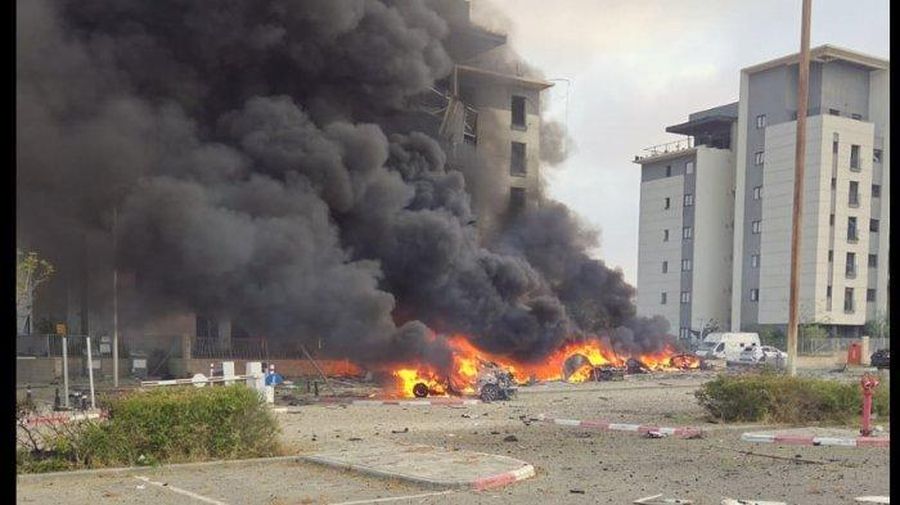 Serangan rudal Iran memborbardi Israel, kali ini sasarannya adalah Israel Selatan. Pukul 10.05 WIB dilaporkan bahwa serangan rudal menghantam Beersheba, Israel Selatan. Menyebabkan kebakaran beberapa unit kendaraan yang terparkir di luar gedung, gumpalan asap hitam tebal di lokasi serangan rudal Iran di Israel. (Tangkapan layar Tangkapan layar X/@Mdais)