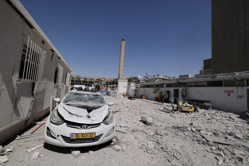 Suasana kompleks rumah sakit Soroka setelah terkena rudal yang ditembakkan dari Iran di Beer Sheva, Israel, Kamis (19/6/2025). (Marc Israel Sellem/Pool via REUTERS) Suasana kompleks rumah sakit Soroka setelah terkena rudal yang ditembakkan dari Iran di Beer Sheva, Israel, Kamis (19/6/2025). (Marc Israel Sellem/Pool via REUTERS)