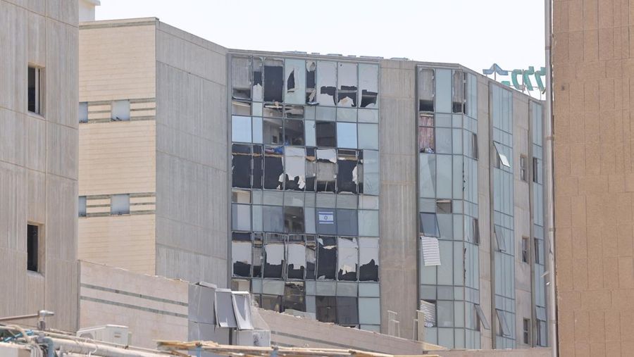 Suasana kompleks rumah sakit Soroka setelah terkena rudal yang ditembakkan dari Iran di Beer Sheva, Israel, Kamis (19/6/2025). (Marc Israel Sellem/Pool via REUTERS)