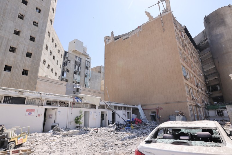 Suasana kompleks rumah sakit Soroka setelah terkena rudal yang ditembakkan dari Iran di Beer Sheva, Israel, Kamis (19/6/2025). (Marc Israel Sellem/Pool via REUTERS)